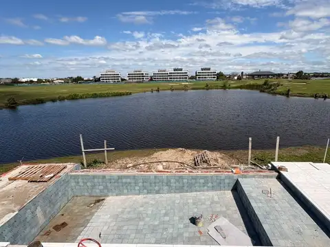 Venta | Casa al agua con 7 dormitorios y vista abierta al golf | El Cantón Golf