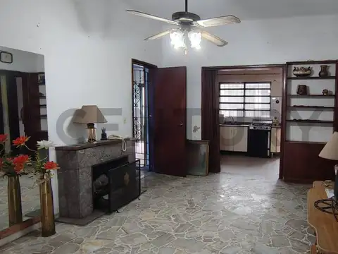 VENTA CASA MULTIFAMILIAR DE 3 AMBIENTES CON PATIO Y COCHERA, EN HAEDO