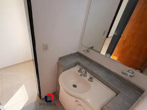 Casa en Alquiler con 3 cocheras