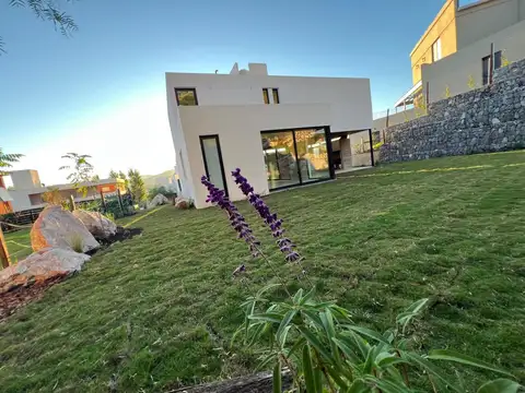 LA CUESTA PROPIEDAD EN VENTA A ESTRENAR!!