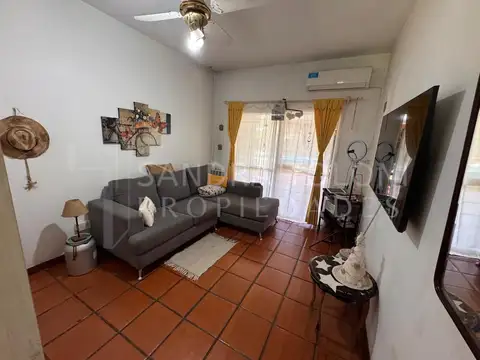 VENTA DE CASA CON PISCINA, QUINCHO, JARDÍN EN ADROGUÉ
