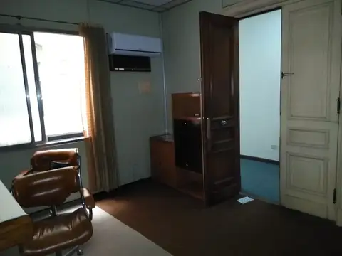 Oficina en venta en pleno centro, edificio histórico !