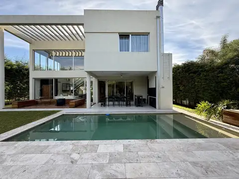 Casa 5 ambientes con 3 baños