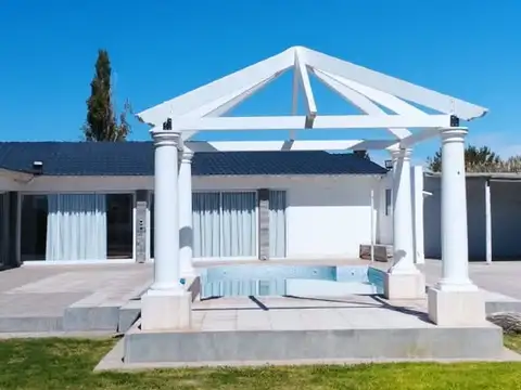 SALÓN DE EVENTOS CON PISCINA EN RODEO DEL MEDIO