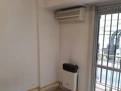 DEPARTAMENTO EN ALQUILER CON BALCÓN A LA CALLE