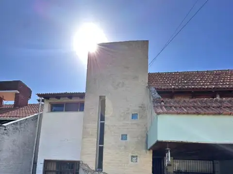 Casa 3 ambientes con departamento de 2 ambientes
