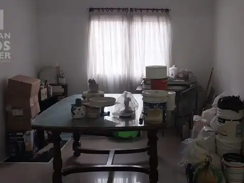 Casa 6 ambientes con 2 baños