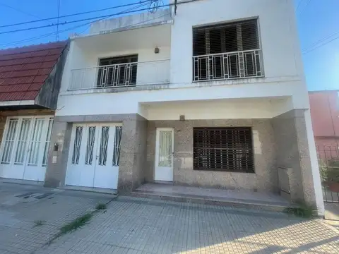 Casa en Alquiler de 3 Dormitorios, Cochera, Quincho y PIleta
