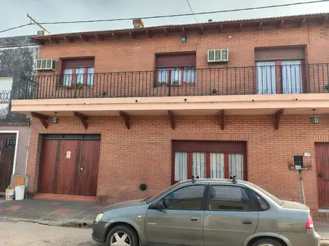 Casa 10 ambientes con 2 baños