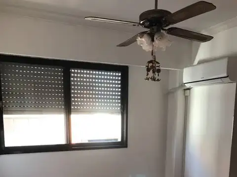 Excelente departamento dos dormitorios con cochera y baulera a dos cuadras de Pellegrini