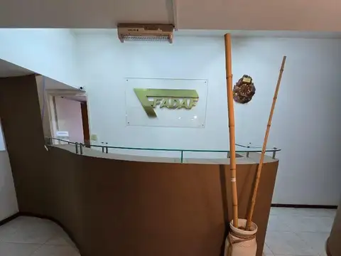 Oficina 6 ambientes con 2 baños