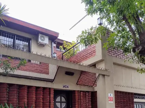 Casa en venta en Saavedra en dos platas , comodisima casa,  6 ambientes amplios , llena de sol patios y terrazas