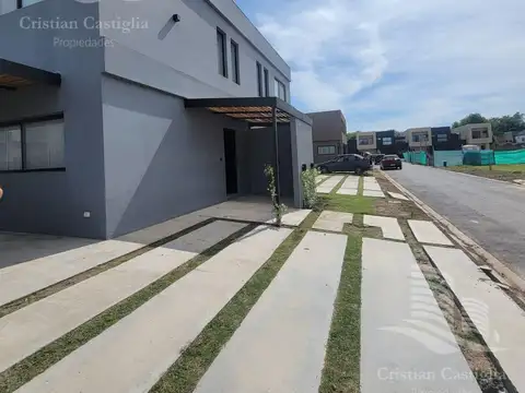 Luminosa Casa en Venta / Spring Park - Pilar