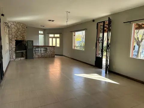 Casa 5 ambientes con 4 baños