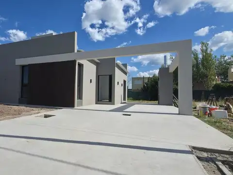 VENTA CASA 2 DORMI CON COCHERA TDS3 SECTOR A