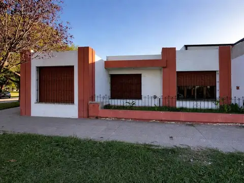 2 casas en Av.Edison 1294, esq. Wilde
