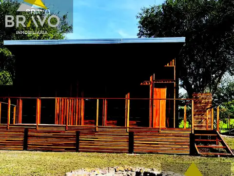 Cabaña de material, madera y piedra
