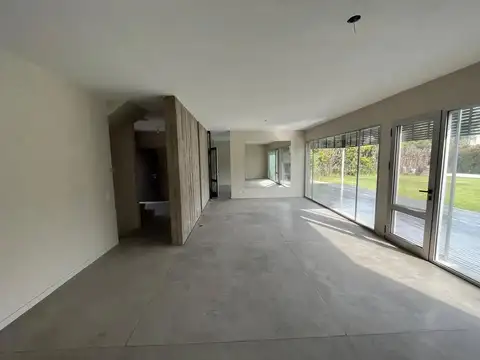 Casa en Alquiler con 2 cocheras
