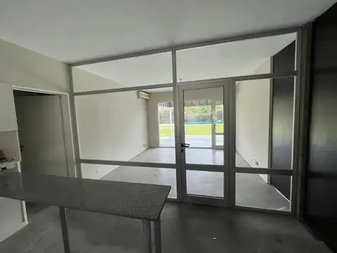 Muy linda casa en Alquiler en el Barrio Santa Maria de los Olivos