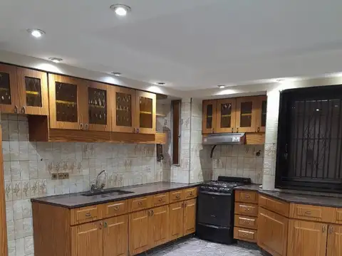 Casa en Alquiler con 2 cocheras