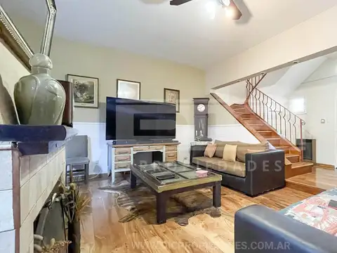 España  al 2700 entre Ricardo Gutierrez y Juan B Alberdi