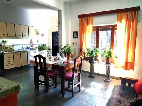 CASA CHALET 3 AMBIENTES CON JARDÍN PARRILLA Y TERRAZA EN MORON