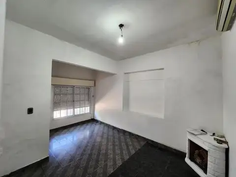 Casa en venta - 3 Dormitorios 1 Baño - Longchamps