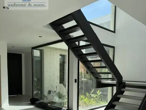 Casa en Venta con 4 cocheras
