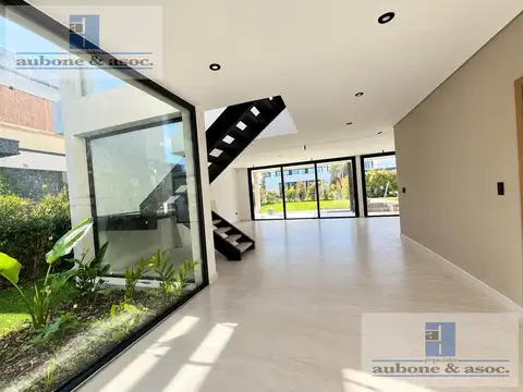 Casa 6 ambientes con 5 baños