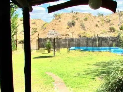 VENTA DE CASA EN EL CARRIZAL - CON JARDIN Y PISCINA EN BARRIO EL CORAL - LUJAN DE CUYO