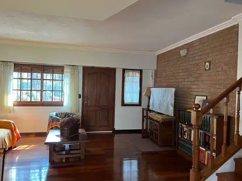 Casa 6 ambientes con 2 baños