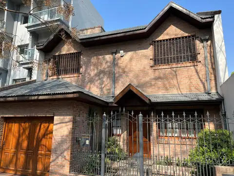 Casa en venta de 6 ambientes con cochera en Lomas de Zamora