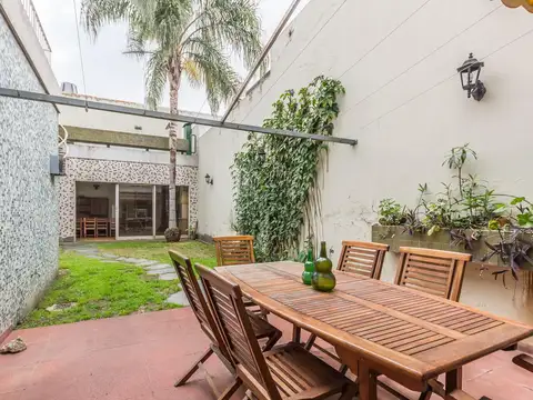 Venta Casa en Saenz Peña con garage, jardín, quincho y pileta.