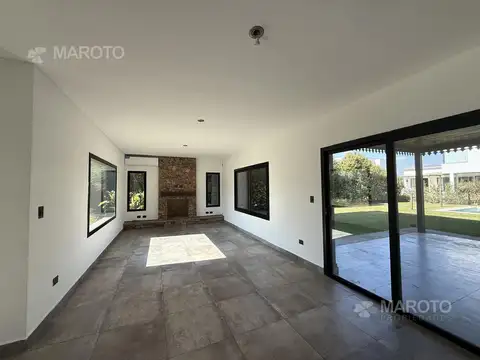 Casa en Alquiler con 2 cocheras