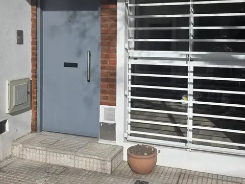 EXCELENTE PH. 2 AMB. AL FRENTE  ENTRADA INDEPENDIENTE - CON PATIO - SIN EXPENSAS - APTO PROFESIONAL - IMPECABLE