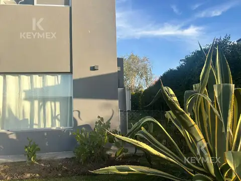 Casa en Alquiler con 2 cocheras