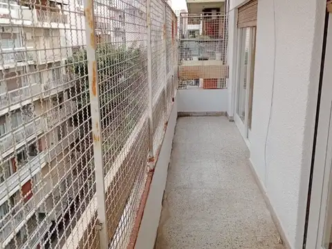 ARCOS 2500 Frente - Tres amplios ambientes  – Balcón corrido – Luminoso - Lavadero