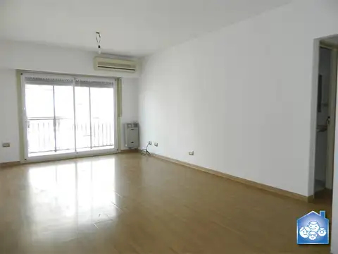 Departamento de 3 ambientes con balcón en excelente zona