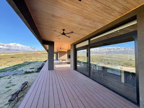 Casa 6 ambientes con 2 baños