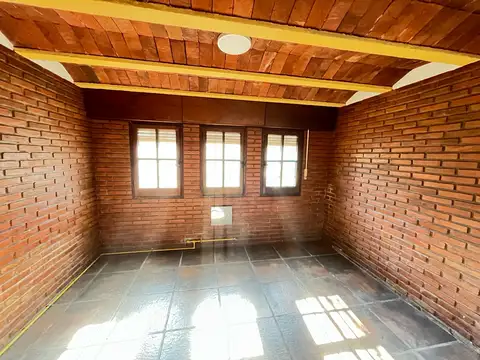 Casa 4 ambientes con 2 baños