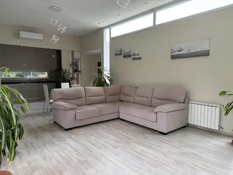 CASA EN VENTA APTA BANCO, DE 3 DORMITORIOS, BARRIO CERRADO, LA CÁNDIDA, RUTA 2 KM 46,5