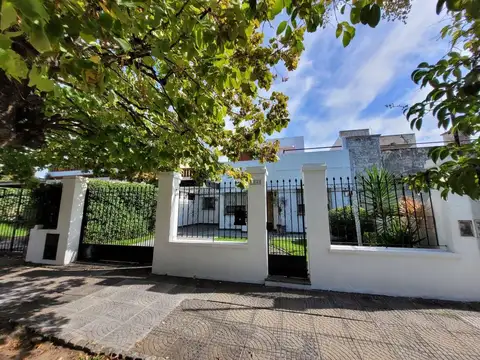 Hermosa casa de tres ambientes en dos plantas sobre un lote de 320m2,