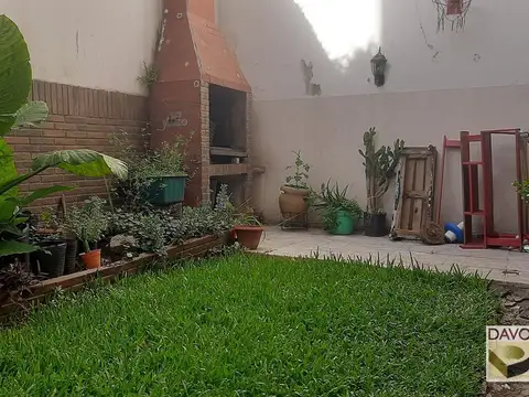 4 ambientes con jardín y parrilla-Flores-
