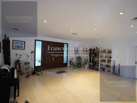 Casa en Venta con 5 cocheras