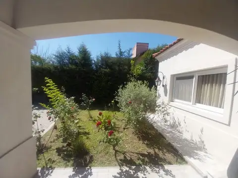 Casa 8 ambientes con 4 baños