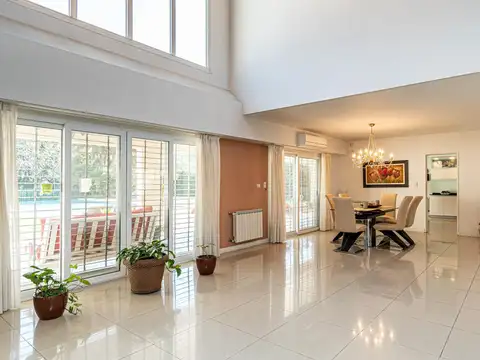 Casa en Venta con 2 cocheras