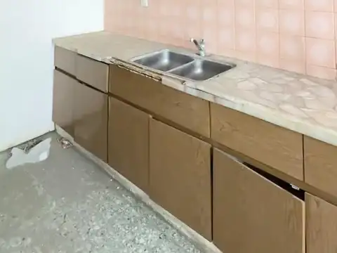 Casa + local, precio único. Centro de Comodoro