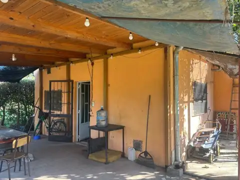 VENTA - Casa 1 dormitorio con amplio parque de 1000 m2. (Esquina)