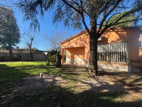 VENTA - Casa 1 dormitorio con amplio parque de 1000 m2. (Esquina)