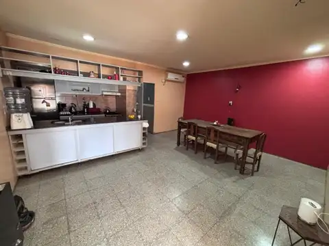 Vivi en San Lorenzo - Casa dos dormitorios, amplio comedor, cocina, dos baños y cochera.